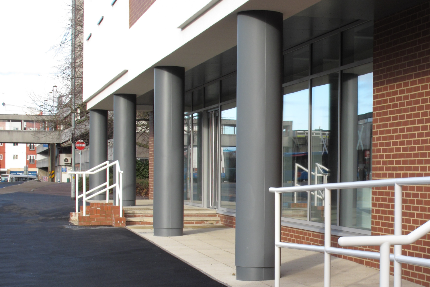 Polyma GRP column casings add style to Harlow’s Holiday Inn Express